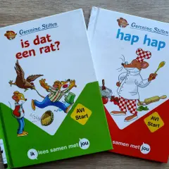 Twee boeken van Geronimo Stilton, 'Is dat een rat?' en 'Hap hap', met illustraties van muizen. Perfect voor het geronimo stilton leesniveau.
