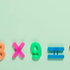 Kleurrijke cijfers en symbolen vormen een rekensom: 3 x 9 = ?. Een leuke tafeltoets voor groep 5!