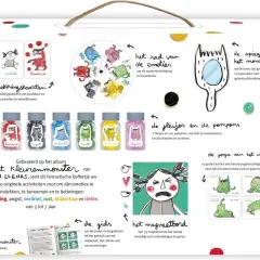 Koffertje met spelletjes over kleurenmonsters en emoties: ontdekkingskaarten, rad van emoties, flesjes met pompons, spiegel, magneetbord, yogakaarten en gids.