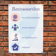 Basiswaarden: verantwoordelijkheid, zelfstandigheid, persoonlijke groei en veiligheid. Dit bepaalt wat een school wel en niet mag doen.