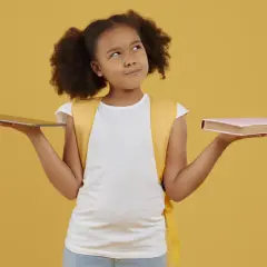 Een meisje met een rugzak weegt een tablet en een boek af, denkend aan de leerlijnen voor het basisonderwijs.