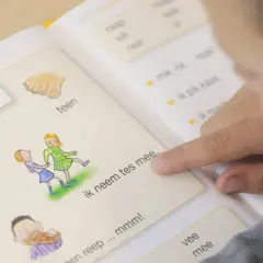 Kind leert woordenschat groep 3 uit een boekje. De letter 'ee' staat centraal, met illustraties van eten en spelen.