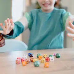 Kinderen spelen met dobbelstenen, een leuke manier om sommen voor groep 5 te oefenen.