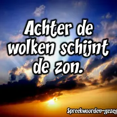 Een dramatische zonsondergang met stralen die door de wolken breken. De tekst "Achter de wolken schijnt de zon" benadrukt de hoopvolle betekenis.
