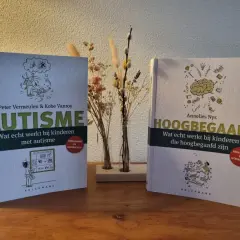 Twee boeken, 'Autisme' en 'Hoogbegaafd', die ouders en leerkrachten helpen bij het begrijpen van kinderen. Ideaal als leesboeken groep 6.