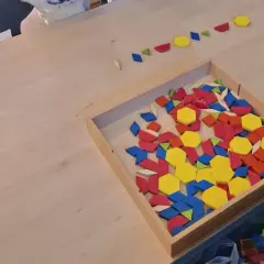 Kleurrijke geometrische vormen liggen klaar voor de grote rekendag. Kinderen kunnen hiermee patronen leggen en de wereld van wiskunde ontdekken.