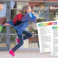 Twee kinderen rennen enthousiast naar school, klaar voor de volgende stap: van basisschool naar middelbare school. Een handige checklist helpt ouders bij de open dag.