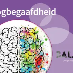 Een brein met wiskundige formules en kleurrijke verfspatten symboliseert hoog intelligent.