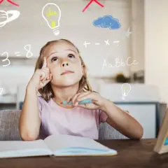 Een meisje met een pen in haar hand denkt diep na, omringd door symbolen van leren en creativiteit. Dit toont mogelijke symptomen van hoogbegaafdheid.