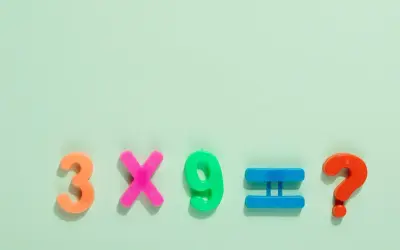 Kleurrijke cijfers en symbolen vormen een rekensom: 3 x 9 = ?. Een leuke tafeltoets voor groep 5!
