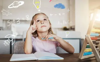 Een meisje met een pen in haar hand denkt diep na, omringd door symbolen van leren en creativiteit. Dit toont mogelijke symptomen van hoogbegaafdheid.