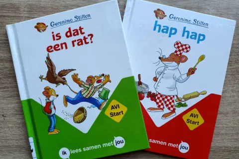 Twee boeken van Geronimo Stilton, 'Is dat een rat?' en 'Hap hap', met illustraties van muizen. Perfect voor het geronimo stilton leesniveau.