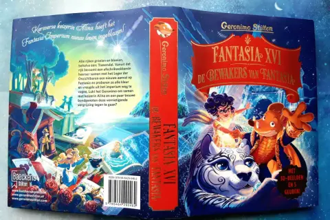 De cover van Fantasia XVI, een boek voor alle leeftijden, toont Geronimo Stilton en zijn vrienden die het Fantasia-rijk verdedigen tegen een duistere dreiging.