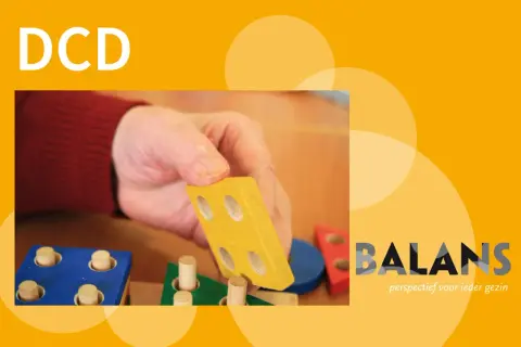 DCD kenmerken: hand met houten blokjes, oefenen met vormen en kleuren. Balans voor ieder gezin.