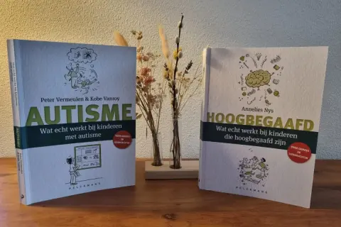 Twee boeken: 'Autisme' en 'Hoogbegaafd', die inzicht geven in kinderen op het spectrum.