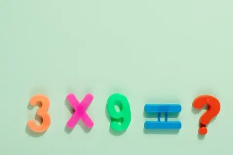 Kleurrijke cijfers en symbolen vormen een rekensom: 3 x 9 = ?. Een leuke tafeltoets voor groep 5!