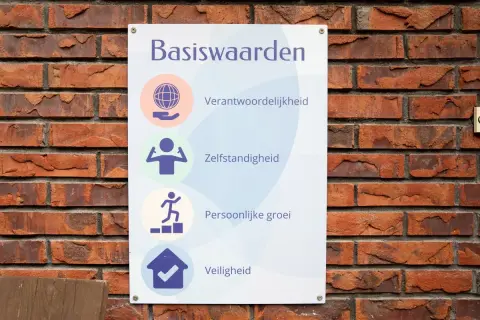 Basiswaarden: verantwoordelijkheid, zelfstandigheid, persoonlijke groei en veiligheid. Dit bepaalt wat een school wel en niet mag doen.
