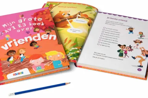 Drie boeken over vriendschap, waaronder "Mijn grote AVI E3 boek over vrienden". Een potlood ligt ernaast.