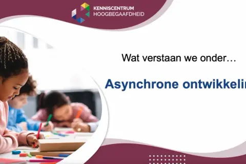 Kinderen schrijven geconcentreerd, wat de asynchrone ontwikkeling illustreert.