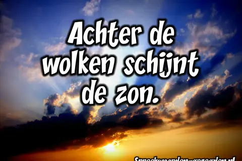 Een dramatische zonsondergang met stralen die door de wolken breken. De tekst "Achter de wolken schijnt de zon" benadrukt de hoopvolle betekenis.