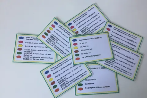 Werkwoorden groep 4 oefenkaarten: zoek de persoonsvorm, stam, hij-vorm, wij-vorm, ik-vorm en voltooid deelwoord.