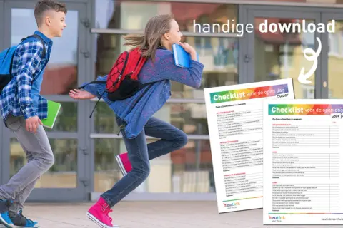 Twee kinderen rennen enthousiast naar school, klaar voor de volgende stap: van basisschool naar middelbare school. Een handige checklist helpt ouders bij de open dag.