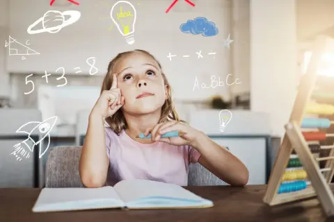 Een meisje met een pen in haar hand denkt diep na, omringd door symbolen van leren en creativiteit. Dit toont mogelijke symptomen van hoogbegaafdheid.