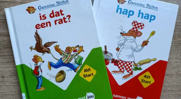 Twee boeken van Geronimo Stilton, 'Is dat een rat?' en 'Hap hap', met illustraties van muizen. Perfect voor het geronimo stilton leesniveau.
