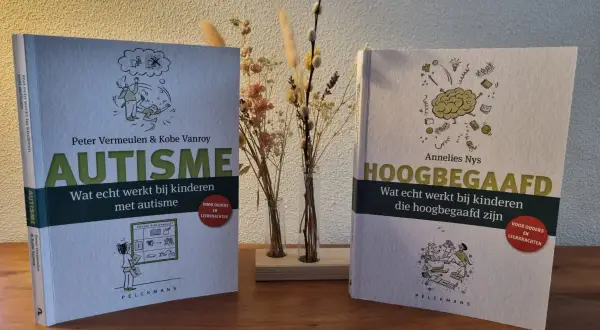 Twee boeken: 'Autisme' en 'Hoogbegaafd', die inzicht geven in kinderen op het spectrum.