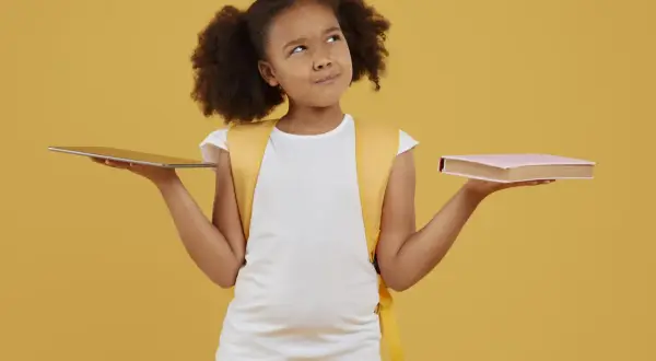 Een meisje met een rugzak weegt een tablet en een boek af, denkend aan de leerlijnen voor het basisonderwijs.