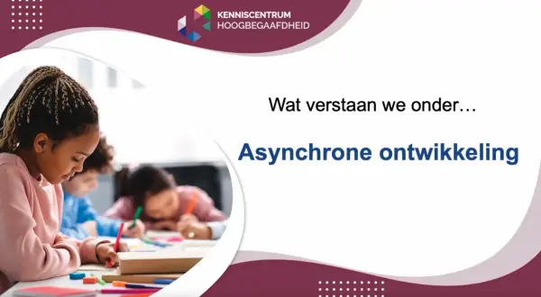 Kinderen schrijven geconcentreerd, wat de asynchrone ontwikkeling illustreert.