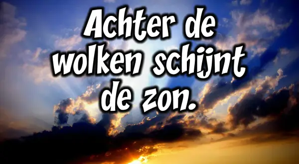 Een dramatische zonsondergang met stralen die door de wolken breken. De tekst "Achter de wolken schijnt de zon" benadrukt de hoopvolle betekenis.