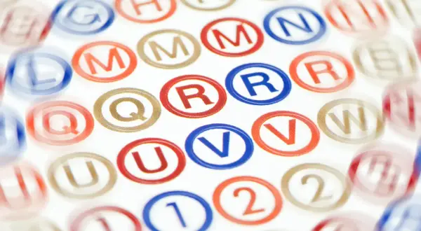 Letters en cijfers in cirkels, zoals 'R' en '2'. Dit doet denken aan de oorsprong van wat zijn leenwoorden, vaak overgenomen uit andere talen.