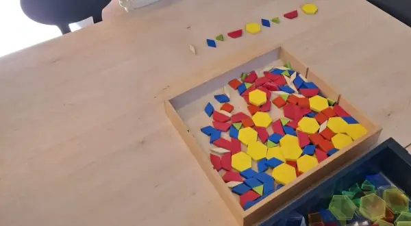 Kleurrijke geometrische vormen liggen klaar voor de grote rekendag. Kinderen kunnen hiermee patronen leggen en de wereld van wiskunde ontdekken.