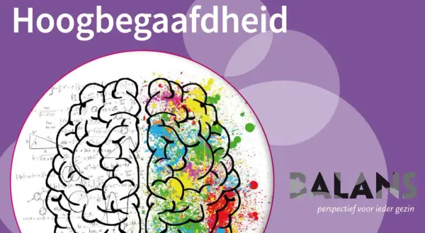 Een brein met wiskundige formules en kleurrijke verfspatten symboliseert hoog intelligent.