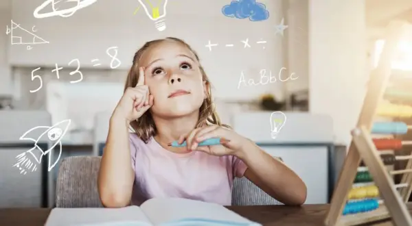 Een meisje met een pen in haar hand denkt diep na, omringd door symbolen van leren en creativiteit. Dit toont mogelijke symptomen van hoogbegaafdheid.