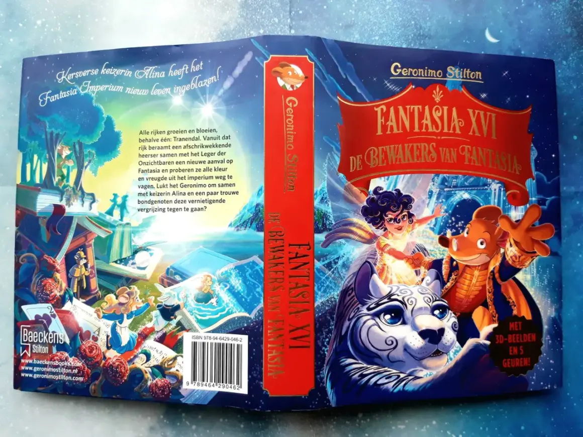De cover van Fantasia XVI, een boek voor alle leeftijden, toont Geronimo Stilton en zijn vrienden die het Fantasia-rijk verdedigen tegen een duistere dreiging.
