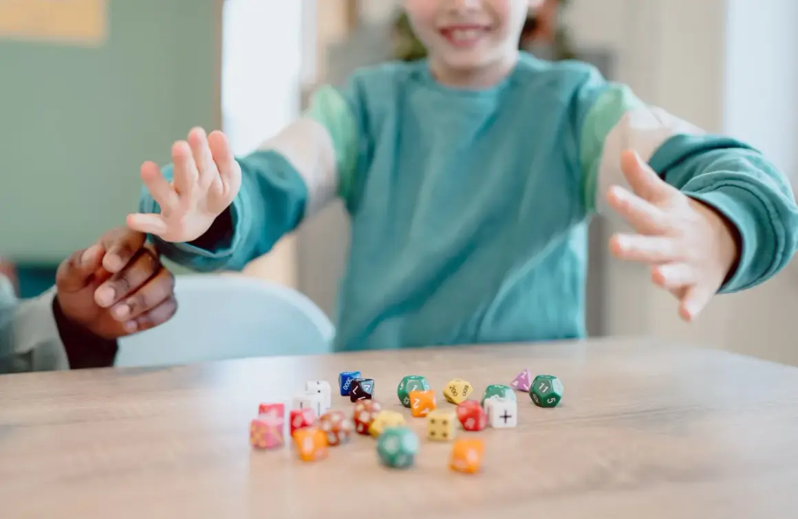 Kinderen spelen met dobbelstenen, een leuke manier om sommen voor groep 5 te oefenen.