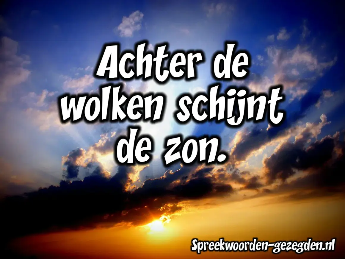 Een dramatische zonsondergang met stralen die door de wolken breken. De tekst "Achter de wolken schijnt de zon" benadrukt de hoopvolle betekenis.