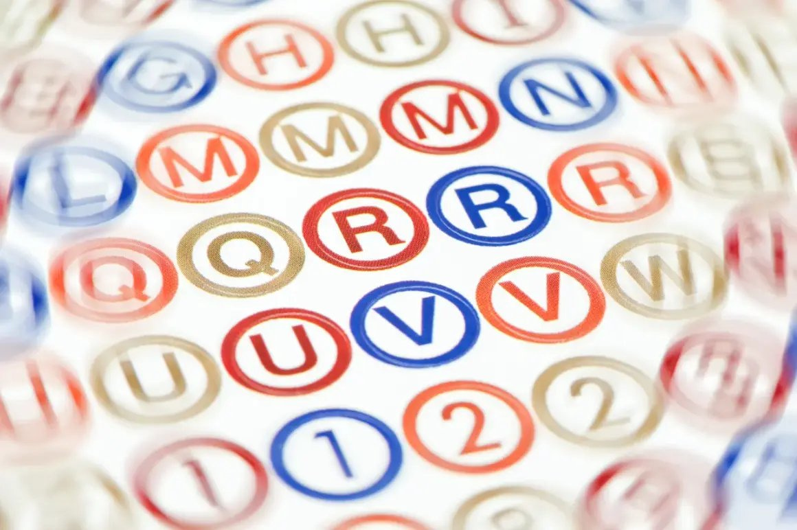 Letters en cijfers in cirkels, zoals 'R' en '2'. Dit doet denken aan de oorsprong van wat zijn leenwoorden, vaak overgenomen uit andere talen.