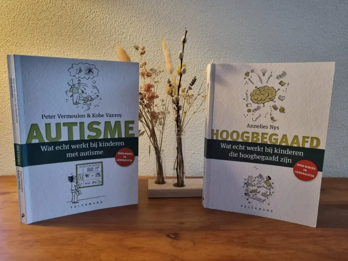 Twee boeken, 'Autisme' en 'Hoogbegaafd', die ouders en leerkrachten helpen bij het begrijpen van kinderen. Ideaal als leesboeken groep 6.