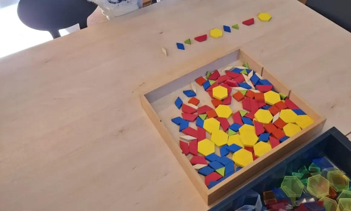 Kleurrijke geometrische vormen liggen klaar voor de grote rekendag. Kinderen kunnen hiermee patronen leggen en de wereld van wiskunde ontdekken.