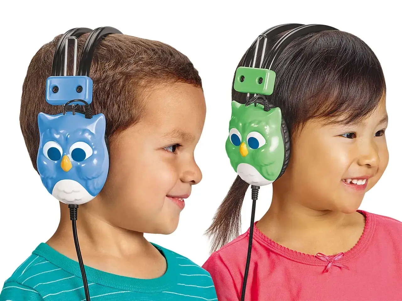 Twee kinderen luisteren met uil-koptelefoons, klaar om een vreemde taal te leren.