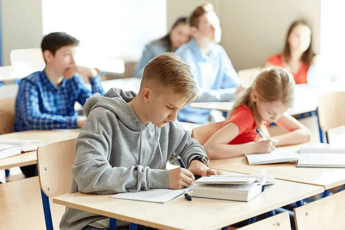 Leerlingen in de onderbouw werken geconcentreerd aan hun opdrachten, een teken dat moderne vreemde talen goed aanslaan.