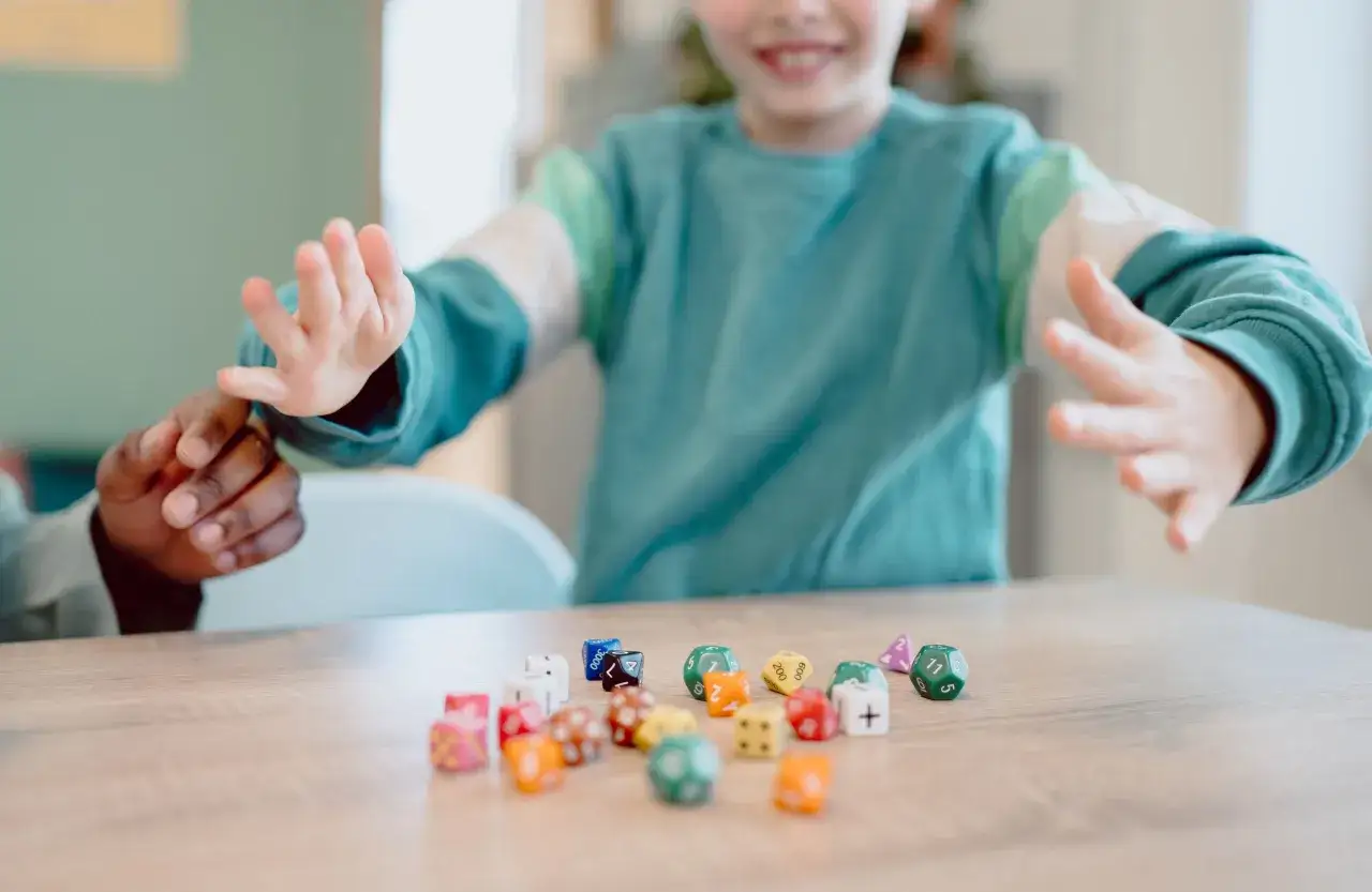 Kinderen spelen met dobbelstenen, een leuke manier om rekenvaardigheden te oefenen, wat kan helpen bij dyscalculie op de middelbare school.