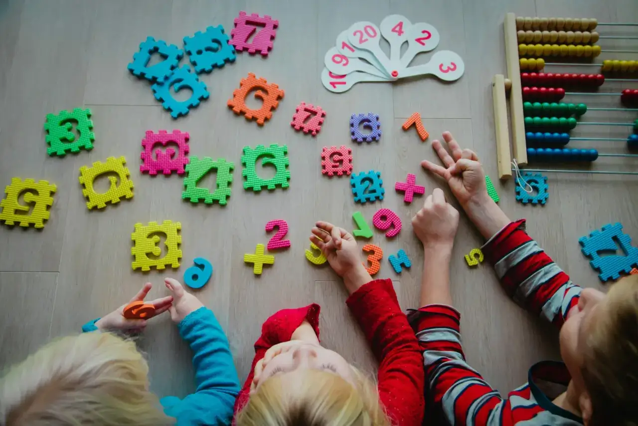 Kinderen ontdekken de wereld van getallen met kleurrijke puzzelstukjes en een telraam.