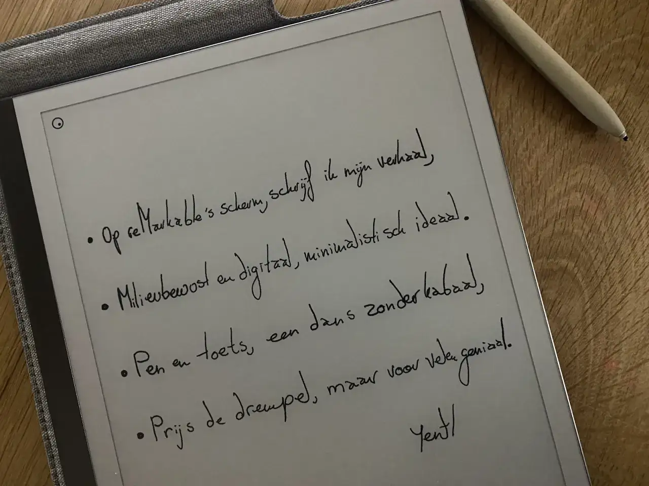 Op het Remarkable-scherm schrijf ik mijn verhaal. Milieubewust, digitaal, minimalistisch. Pen en toets, een dans zonder kabaal. Hoe schrijf je interessant? Prijs de drempel!
