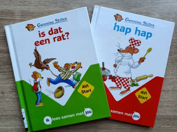 Twee boeken van Geronimo Stilton, 'Is dat een rat?' en 'Hap hap', met illustraties van muizen. Perfect voor het geronimo stilton leesniveau.