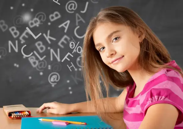 Een meisje leert wat studievaardigheden zijn, omringd door letters en symbolen op een schoolbord.