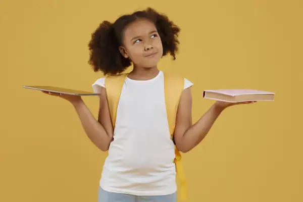 Een meisje met een rugzak weegt een tablet en een boek af, denkend aan de leerlijnen voor het basisonderwijs.